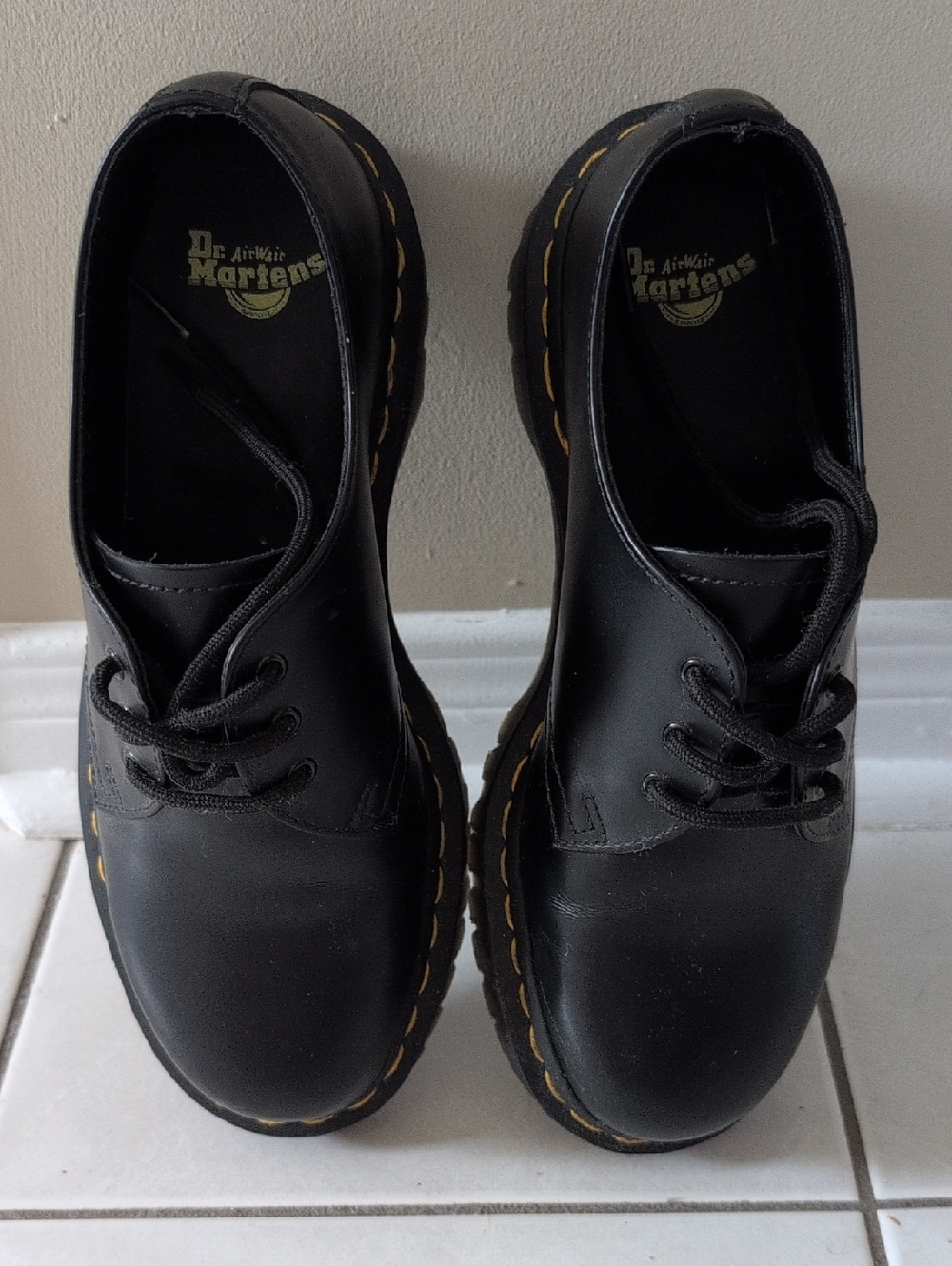 Like New s.8 Dr. Martens Black Leather 3-Eye Oxford Shoes